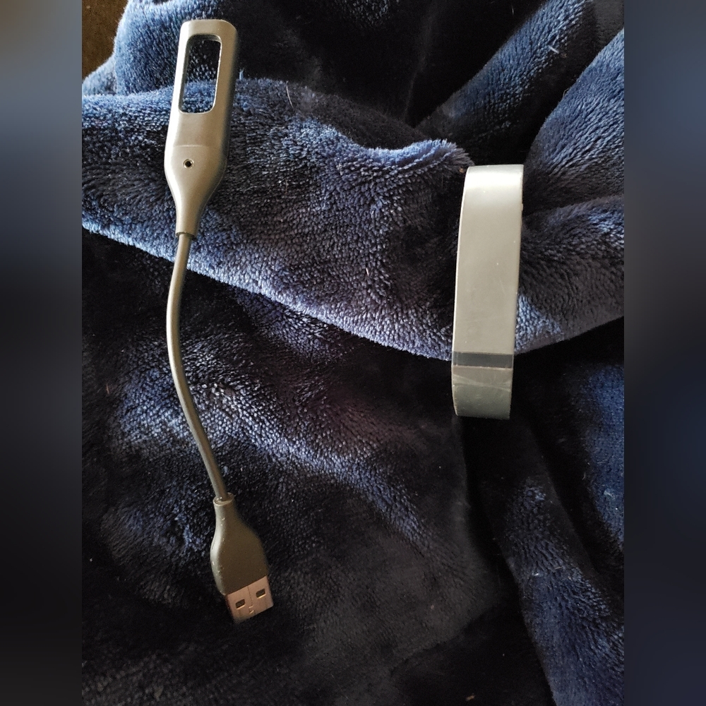 GOOD CONDITION BLACK FITBIT FLEX WITH CHARGER